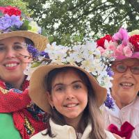 Família com chapeis elegantes