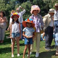 Família com chapeis divertidos