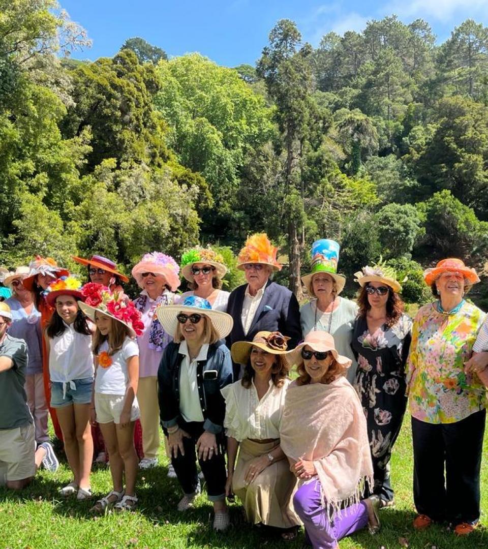 Foto de pessoas com chapeus num picnic